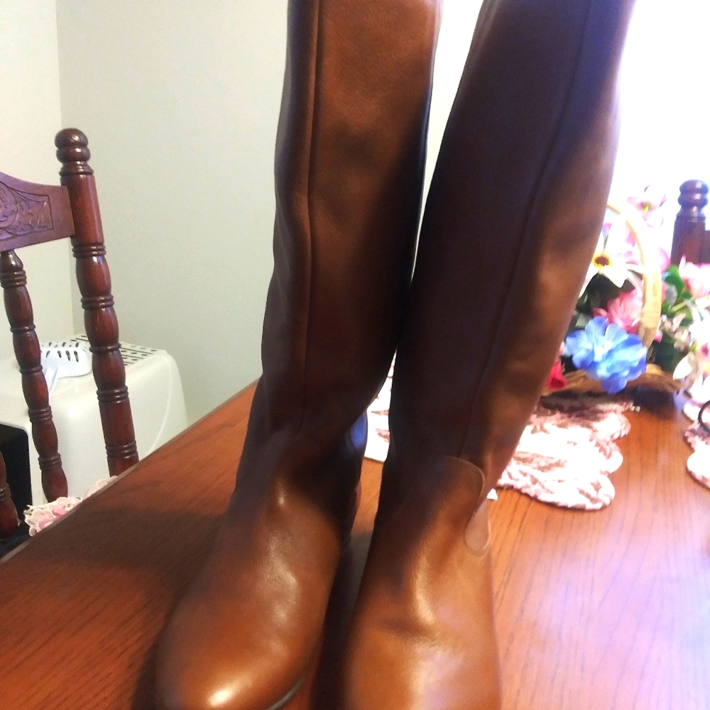 Like new Gianni Bini leather boots